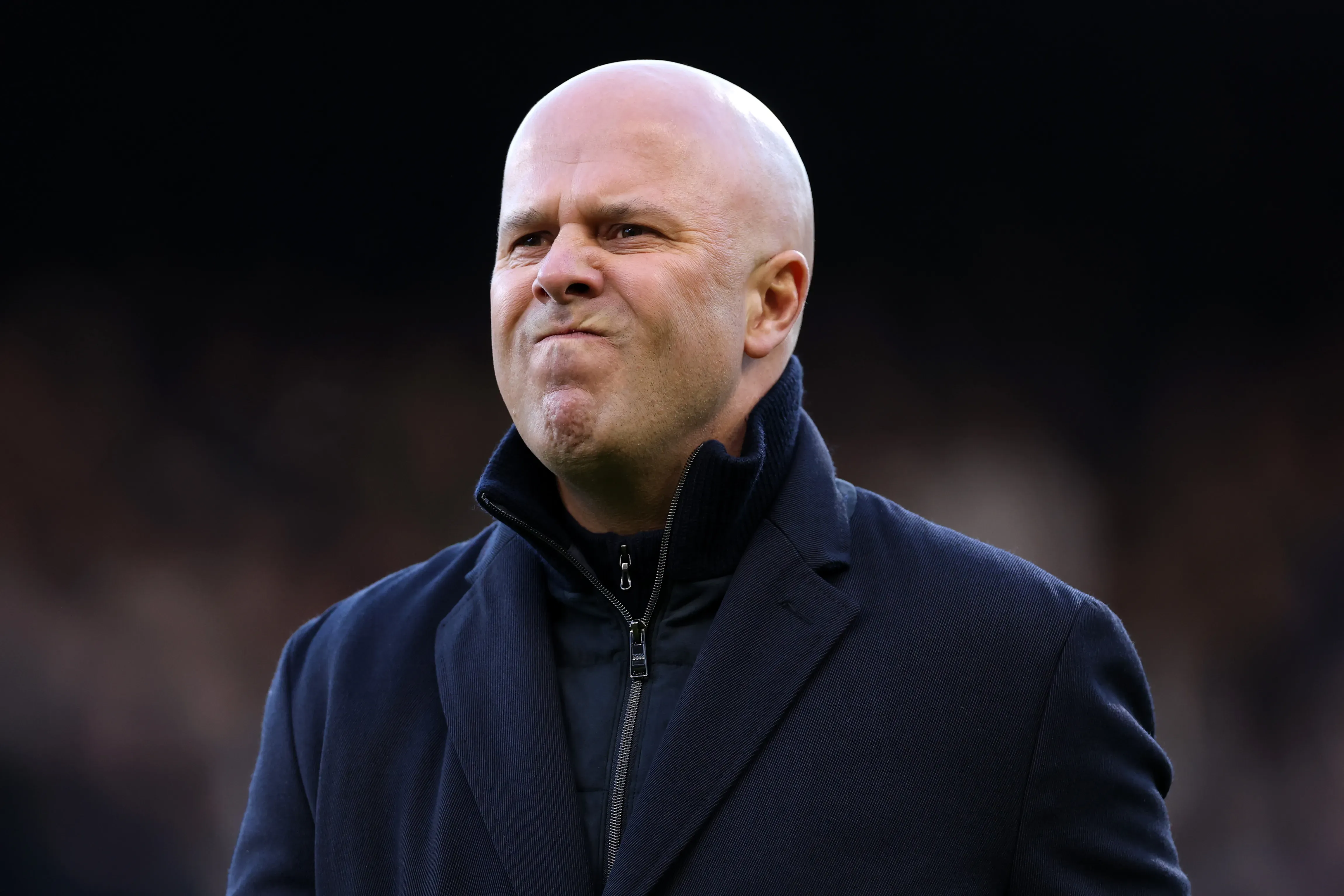 Arne Slot está atravesando una dura temporada tras ganar la Premier League 2024-25. | Foto: Getty Images.