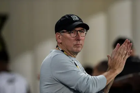 Jhon Textor dono do Botafogo durante partida contra o Palmeiras. Foto: Thiago Ribeiro/AGIF