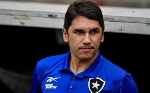 Lucio Flavio tecnico do Botafogo durante partida contra o Fluminense no estadio Maracana pelo campeonato Brasileiro A 2023. Foto: Thiago Ribeiro/AGIF