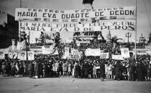 Manifestación en el Congreso de la Nación 20 días antes de la aprobación del sufragio femenino