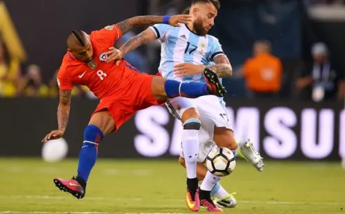 Nicolás Otamendi batallando con Arturo Vidal en la final de la Copa América 2016 (Foto: Getty Images).