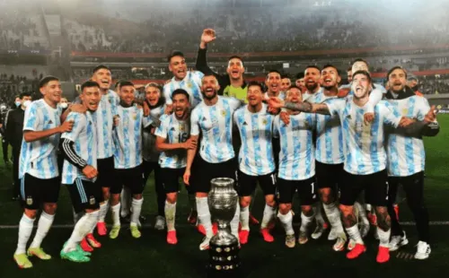 Rossi y Dybala, asomados arriba a la derecha en la foto de los campeones.