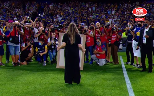 Dalma, la hija menor de Maradona, recibió una camiseta de Boca en honor a su padre. (Fox Sports Premium)