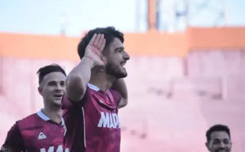 López, seguido por Scaloni. (Foto: Lanús)