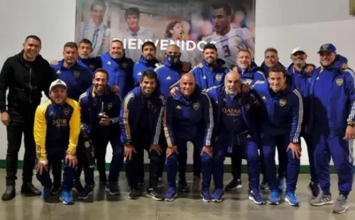 Martínez, en el centro, rodeado por Ibarra y Serna. En la punta, Riquelme.