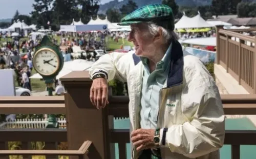 Singarella definiendo con ambas camisetas (PRENSA AFA / CAH)