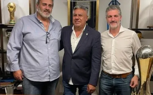 El presidente de AFA, Chiqui Tapia, con el presidente del Mate (de camisa blanca). FOTO: Argentino de Quilmes