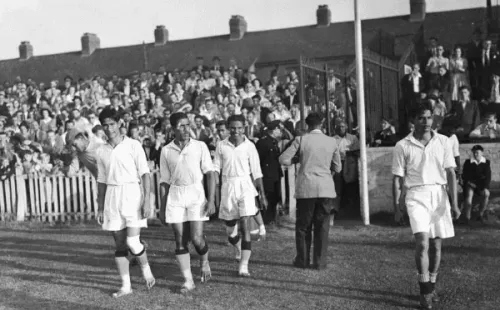 Futbolistas de la India jugando sin calzado