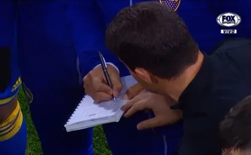 El momento en el que tachan el tercer nombre de la lista.