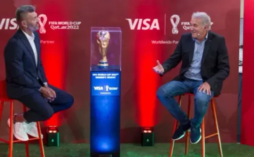 Sergio Goycochea yJorge Burruchaga junto a la Copa del Mundo patrocinada por Visa.