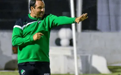 Carlos Mungo, entrenador de Villa Mitre.