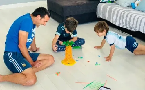 Lionel Scaloni junto a sus hijos, Ian y Noah (Foto: Twitter Lionel Scaloni)