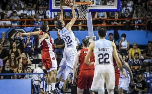 D’Elia se eleva. (FOTO FIBA/CABB)