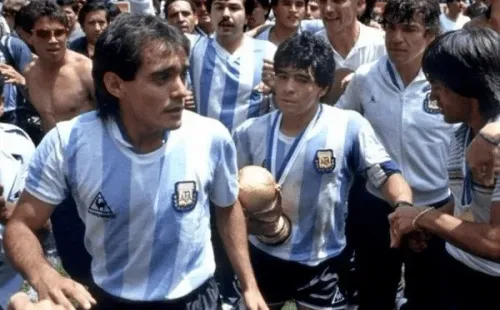 Pasculli, con Diego y la copa. (Foto: Getty Images)