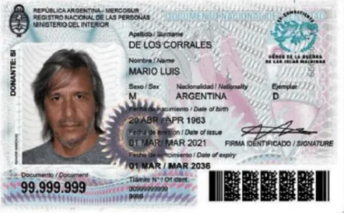 El nuevo DNI con la insignia arriba a la derecha.