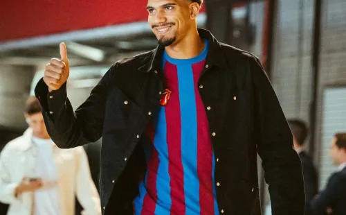 Ronald Araújo y su camiseta retro con el logo de ‘The Rolling Stones’ (Twitter @FCBarcelona).