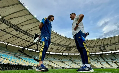 Cavani y Almirón, en el césped del Maracaná (Twitter @BocaJrsOficial).