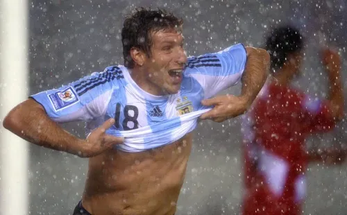 NOTICIAS ARGENTINAS BAIRES, OCTUBRE 10: Martin Palermo festeja luego de convertir el segundo gol de  Argentina que derrotó a Peru por 2 a 1.FOTO AFP-Juan Mabromata