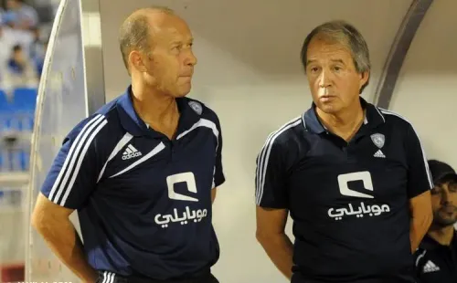 Eduardo Anzarda junto a Gabriel Calderón dirigiendo en el fútbol árabe.