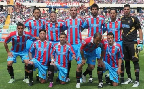 Gonzalo Bergessio, abajo a la izquierda, compartió plantel con el Papu Gómez y otros argentinos en Catania.