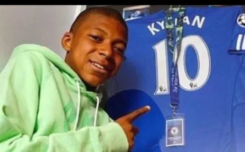 Mbappé posó con una camiseta del Chelsea de pequeño.