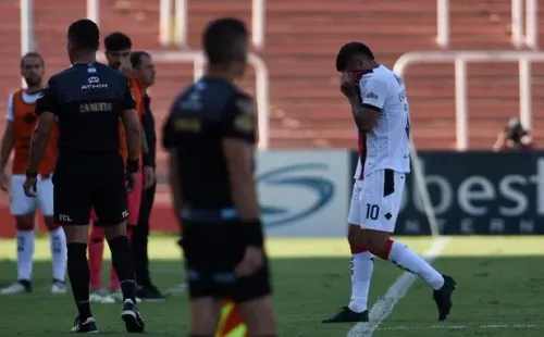 Éver Banega se dirige al vestuario tras ver la roja que le mostró Rapallini.