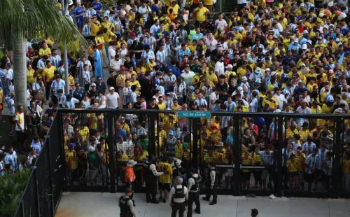 El momento en el que cerraron las puertas con miles de personas afuera (Photo by Megan Briggs/Getty Images)