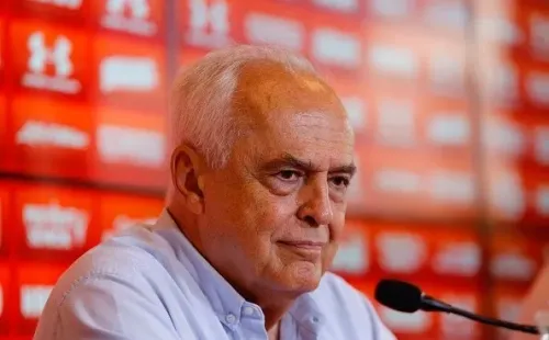 Leco, presidente do São Paulo, em entrevista coletiva concedia à imprensa