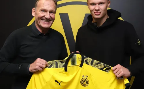 O atacante chega ao Borussia Dortmund com contrato assinado até 2024