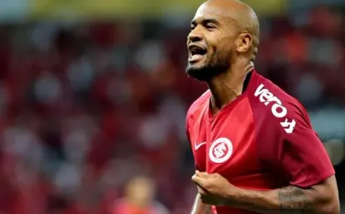 Moledo tem três passagens pelo exterior