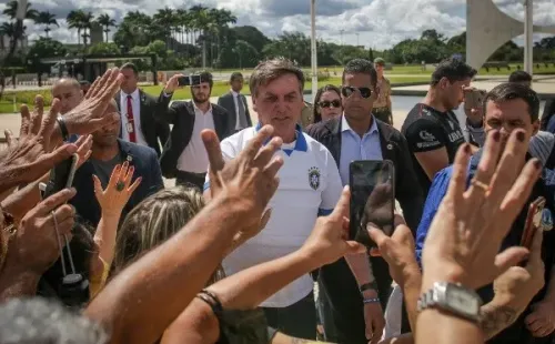 Presidente tocou manifestantes em frente à rampa do Palácio do Planalto. (GettyImages)