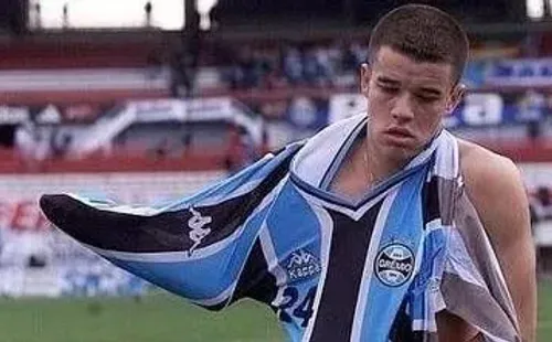 D’Alessandro”vestiu” a camisa do Grêmio quando atuava pelo River em 2003 – Foto: Reprodução/Twitter.