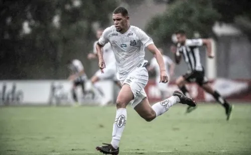 Alex já se disponibilizou para atuar até como lateral – Foto: Ivan Storti/Santos FC.