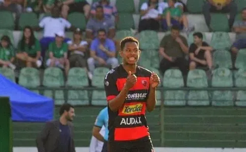 Matheus Jussa desbancou medalhões e virou titular do Oeste – Foto: Jefferson Vieira/Oeste FC.