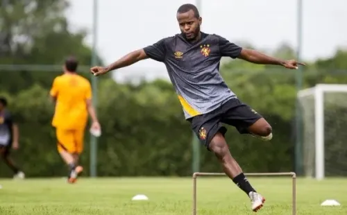 Philip se destacou vestindo a camisa do Afogados – Foto: Anderson Stevens/Sport.