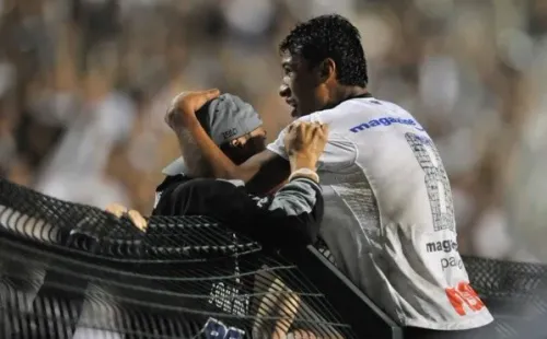 Paulinho comemorando gol contra o Vasco — Foto: Getty Images