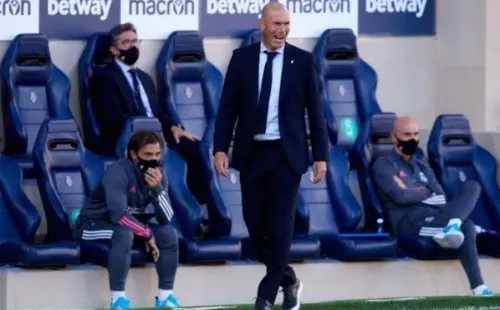 Zidane na beira do gramado durante jogo do Real — Foto: Getty Images