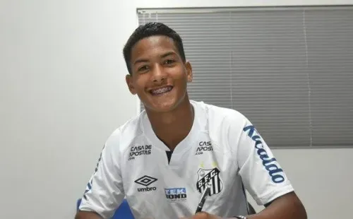 Ângelo Gabriel assinouseu pré-contrato profissional com o Santos (Foto: Ivan Storti/Santos FC)