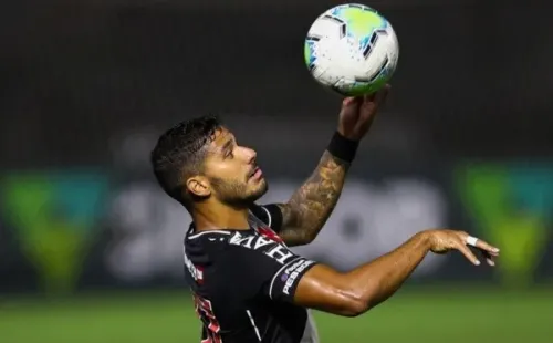 Henrique, do Vasco, observa a bola em campo. Foto: Getty Images
