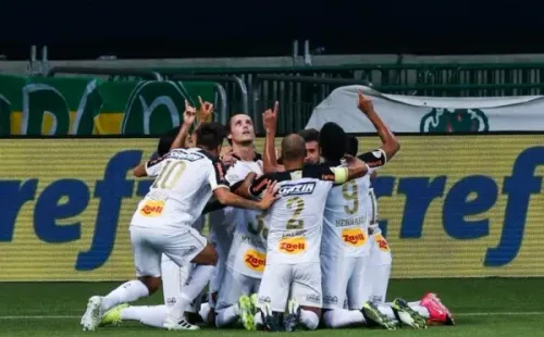 Jogadores do Sport se ajoelham após gol. Foto: Getty Images