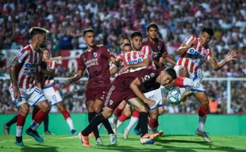 Unión Santa Fé em partida contra o River Plate. Foto: Getty Images