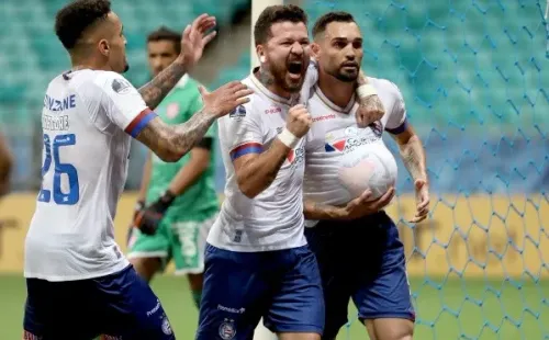 Rossi, Gregore e Gilberto comemoral gol contra o Unión Santa Fe (Foto: Felipe Oliveira / EC Bahia)