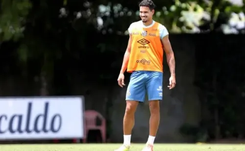 Veríssimo durante treinamento no Peixe — Foto: Pedro Ernesto Guerra Azevedo/Santos FC