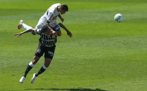 Disputa de jogadores do Corinthians e do São Paulo pelo Brasileirão. Foto: Getty Images