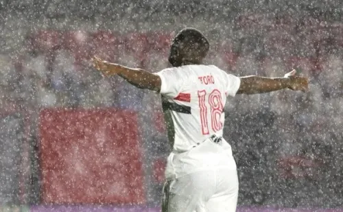 Toró comemorando gol contra o Atlético-MG — Foto: Rubens Chiri/saopaulofc.net