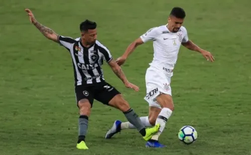 Disputa de jogadores do Botafogo x Corinthians pelo Brasileirão. Foto: Getty Images