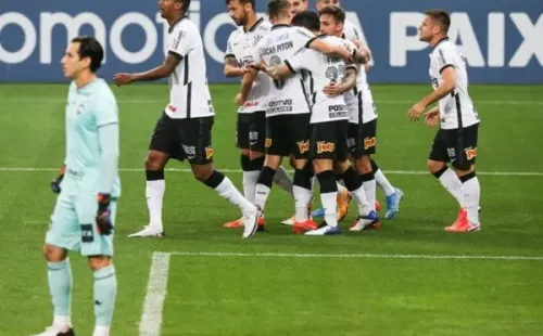 Jogadores do Corinthians se abraçam após gol contra o Botafogo. Foto: Getty Images