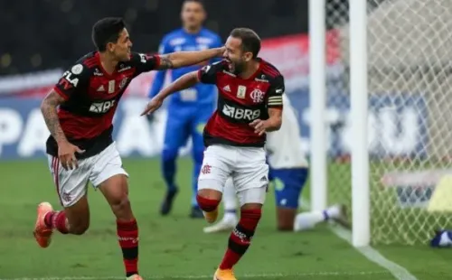 Comemoração de gol de Pedro e Everton Ribeiro. Foto: Getty Images