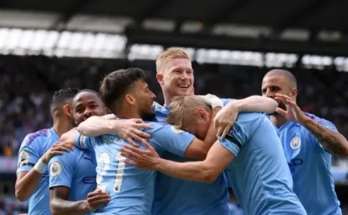 Jogadores do Manchester City se abraçam após gol. Foto: Getty Images