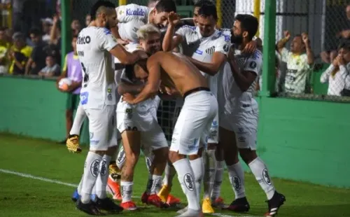Jogadores do Santos se abraçam após gol na Libertadores. Foto: Getty Images